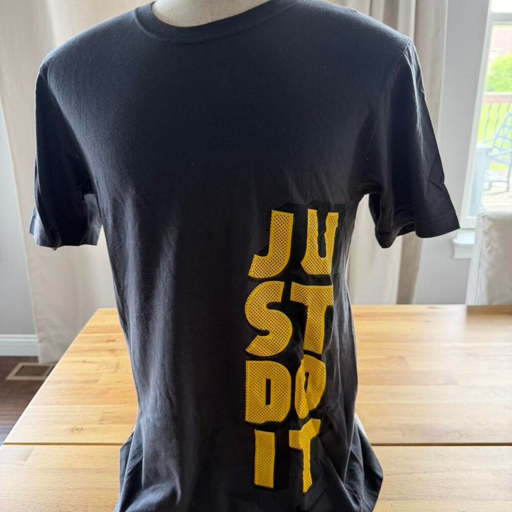 Nike Men's Black and Grey T-shirt